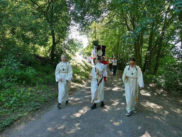 Festgottesdienst zum 1.000 Todestag des Heiligen Heimerads auf dem Hasunger Berg (Foto: Karl-Franz Thiede) Festgottesdienst zum 1.000 Todestag des Heiligen Heimerads auf dem Hasunger Berg (Foto: Karl-Franz Thiede)